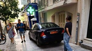 Μια απάντηση για το αυτοκίνητο που «προκάλεσε» με τη στάθμευση του στο κέντρο