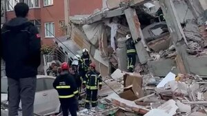 Κατάρρευση κτηρίου στην Τουρκία: Νεκρός 12χρονος, 4 εγκλωβισμένοι στα συντρίμμια