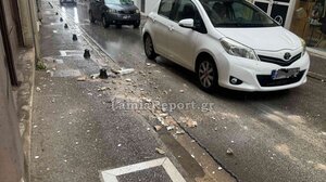 «Έβρεξε» σοβάδες σε κεντρική οδό της Λαμίας