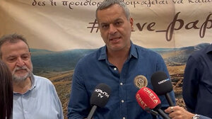 Ο Χάρης Μαμουλάκης στη συγκέντρωση διαμαρτυρίας για το Μνημείο του λόφου Παπούρα