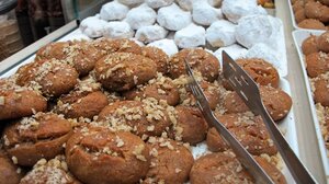 Μελομακάρονα και κουραμπιέδες: Πόσο θα κοστίσουν φέτος σε ζαχαροπλαστεία και σούπερ μάρκετ