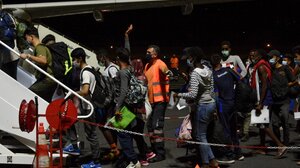 Πρώτη πτήση επιστροφής Σύρων αιτούντων άσυλο από την Αθήνα στη Δαμασκό μετά από 14 χρόνια