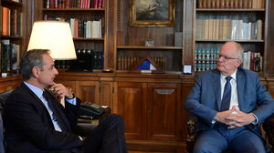 Μητσοτάκης σε Τασούλα: Το μνημείο του Αγνώστου Στρατιώτη έχει συμβολικό βάρος, πρέπει να διαφυλάξουμε τον χαρακτήρα του