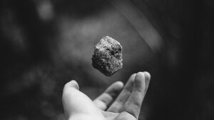 Πετούσε πέτρες στο μπαλκόνι της πρώην συντρόφου του και την απειλούσε