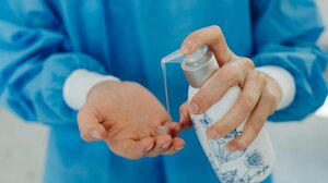 Η ΕΕ εξετάζει απαγόρευση της αιθανόλης στα απολυμαντικά χεριών