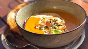 Κολοκυθόσουπα βελουτέ με τσίλι και μήλο