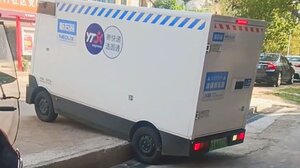 Ρομποτικό φορτηγό ντελίβερι σε κωμικά αποτυχημένες μανούβρες!