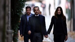 Τα δάκρυα της Κάρλα Μπρούνι: Συντετριμμένη αποχαιρετά τον Νικολά Σαρκοζί πριν μπει στη φυλακή
