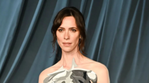 Ρεμπέκα Χολ: Η εκκεντρική της εμφάνιση στο γκαλά του Μουσείου Κινηματογράφου της Ακαδημίας (φωτό)