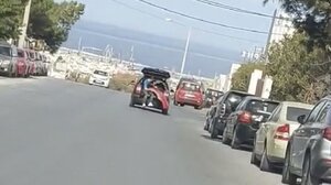 Ανοιχτό το πορτ μπαγκάζ με έναν επιβάτη να "κρέμεται"