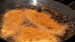 Γιατί δεν πρέπει να χύνετε το λάδι στον νεροχύτη μετά το τηγάνισμα