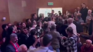 Τουρκία: Άγριο ξύλο σε συνέδριο του CHP - Γροθιές και κλωτσιές μεταξύ των μελών του κόμματος της τουρκικής αξιωματικής αντιπολίτευσης