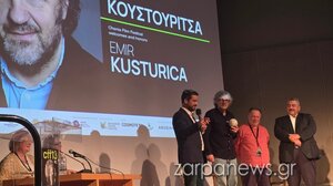 Οι Χανιώτες αποθέωσαν τον Εμίρ Κουστουρίτσα: Κατάμεστο από κόσμο το Πνευματικό Κέντρο