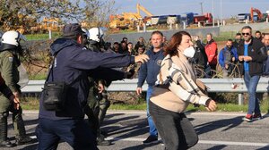 Τρεις συλλήψεις αγροτών στα επεισόδια με τραυματίες και δακρυγόνα στη Θεσσαλία