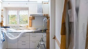 Ανακαίνιση με δόσεις: Πώς αλλάζεις κουφώματα, θέρμανση και συσκευές μέσω λογαριασμών ρεύματος