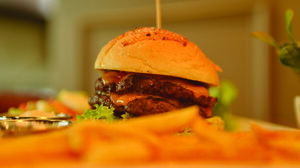 Σε κρίσιμη κατάσταση 22χρονος που κατάπιε αμάσητο burger λόγω challenge 