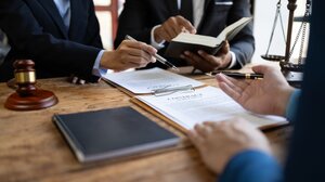 Kαταχρηστικές πρακτικές από funds καταγγέλλουν οι Δικηγορικοί Σύλλογοι