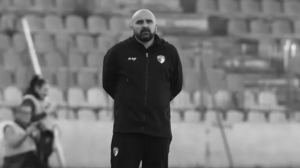 Σερβία: Κατέρρευσε στο γήπεδο και πέθανε προπονητής - Η συγκλονιστική στιγμή που οι ποδοσφαιριστές μαθαίνουν την τραγική είδηση!