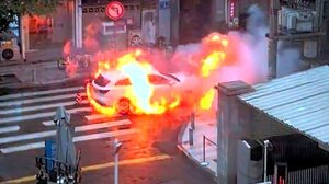 Ηλεκτρικό αυτοκίνητο εξερράγη στη μέση του δρόμου!