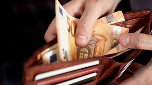 Έγινε η κλήρωση για τις προπληρωμένες κάρτες επιδομάτων: Από 1.000 ευρώ σε 8.500 κατόχους