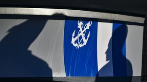 Τραγωδία στη Σαλαμίνα: Νεκρός οδηγός ΙΧ που έπεσε στη θάλασσα στα Παλούκια