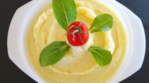 Σπιτικός πουρές αρωματισμένος με σκόρδο