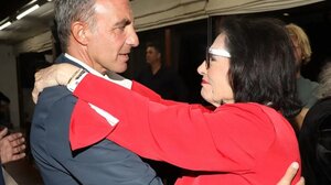 Η Νάνα Μούσχουρη, στα 92 της, τραγουδά με τον Νίκο Αλιάγα και συγκινεί (βίντεο)