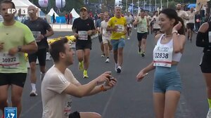 Αυθεντικός Μαραθώνιος: Πρόταση γάμου στον τερματισμό των 10 χλμ. στο Παναθηναϊκό Στάδιο