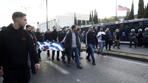Πολυτεχνείο: Η στιγμή που η αιματοβαμμένη σημαία φτάνει στην Αμερικανική Πρεσβεία και «φυγαδεύεται»