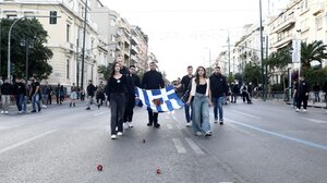 Συγκίνηση στο Πολυτεχνείο: Η κόρη της Φώφης Γεννηματά στην κεφαλή με την αιματοβαμμένη σημαία