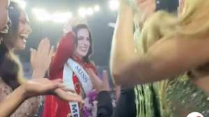 Νέα Miss Universe η Μεξικανή καλλονή Φάτιμα Μπος που είχε συγκρουστεί με τον πρόεδρο του διαγωνισμού
