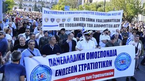 Συλλαλητήριο στρατιωτικών στα Προπύλαια κατά του νομοσχεδίου Δένδια