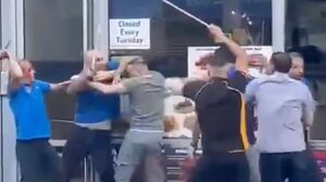 Ουαλία: Άγριος καβγάς Τούρκων με σούβλες κεμπάπ - Δείτε βίντεο