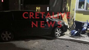 Αυτοκίνητο κατέληξε στην είσοδο καταστήματος στο Ασήμι! (φωτογραφίες)