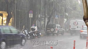 Κακοκαιρία στην Κρήτη: Καταιγίδα "σάρωσε" τα Χανιά, "χείμαρροι" οι δρόμοι