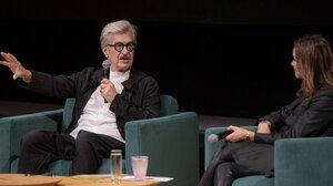 Ο σπουδαίος κινηματογραφιστής Βιμ Βέντερς στη Στέγη: «Η βαθύτερη πατρίδα είναι η γλώσσα», είπε απαγγέλλοντας Καβάφη