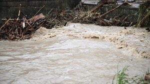 Υπερχείλιση χείμαρρου στη ΒΑ Ιταλία - Οι κάτοικοι ανέβηκαν στις στέγες των σπιτιών