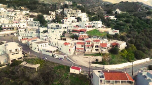 «Εδινα 400 ευρώ και τώρα 50» – Στην Κρήτη οι πρώτες δημοτικές κατοικίες για εκπαιδευτικούς και γιατρούς