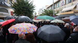 Ηράκλειο: Παραμονή Πρωτοχρονιάς με πολλές ομπρέλες, αγορές και παραδοσιακά κάλαντα - Βίντεο