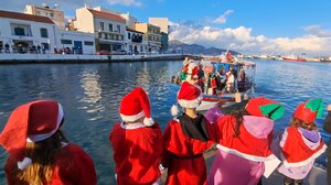 Γιορτινή αυλαία για το 2025 στον Άγιο Νικόλαο με τον Άγιο Βασίλη να φτάνει από τη θάλασσα 