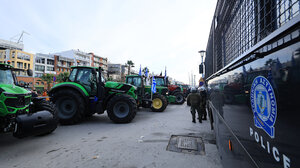 Στο λιμάνι του Βόλου αγρότες και αλιείς