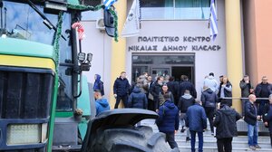 Οι αγρότες αποφασίζουν για τις επόμενες κινήσεις τους: Κατάμεστο τo Πολιτικό Κέντρο Νίκαιας