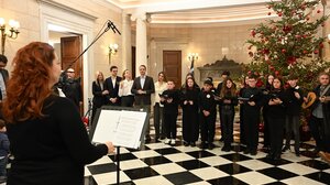 Τα κάλαντα των Χριστουγέννων στον Πρωθυπουργό από το Μουσικό Σχολείο Αλίμου