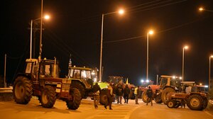 Έτοιμοι για Πρωτοχρονιά στους δρόμους οι αγρότες – Φωνές για διάλογο και σκληρή γραμμή στα μπλόκα