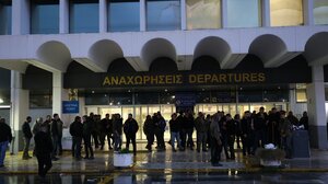 Ηράκλειο: Αγροτικός "κλοιός" στο αεροδρόμιο, στον απόηχο των χθεσινών επεισοδίων με χημικά και πετροπόλεμο