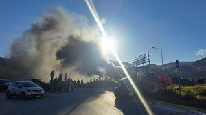 Διαμαρτυρία στον κόμβο της Αγίας Βαρβάρας - Έκλεισαν για λίγο τον δρόμο, έβαλαν φωτιά σε λάστιχα - Φωτογραφίες 