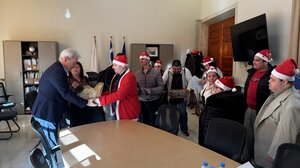 Ευχές και κάλαντα στο Δήμαρχο Ηρακλείου από τα μέλη του Κέντρου Ειδικών Παιδιών «Άγιος Σπυρίδων»