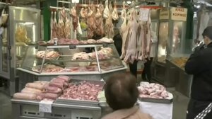 Υπό βροχή οι αγορές της τελευταίας στιγμής στη Θεσσαλονίκη