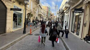 Ρέθυμνο: Πλήθος κόσμου στην αγορά για εορταστικά ψώνια και βόλτα