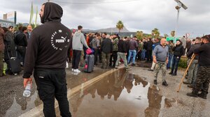 Παραμένουν στο αεροδρόμιο οι αγρότες των Χανίων - Σχεδιάζουν τις επόμενες κινήσεις τους